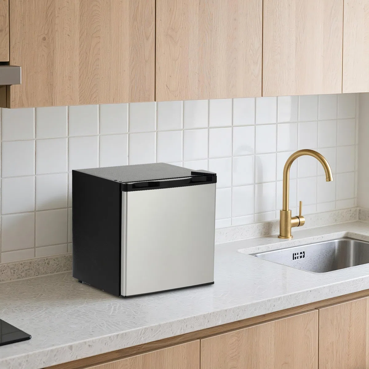 Mini Getränkekühlschrank 45,2L, Leise, Edelstahl, Schlafzimmer & Büro Energieeffizient (0,66 KWh/Tag) 0–10°c Regelung Schnellgefrieren 30 Min LED-Beleuchtung Umkehrbare Tür